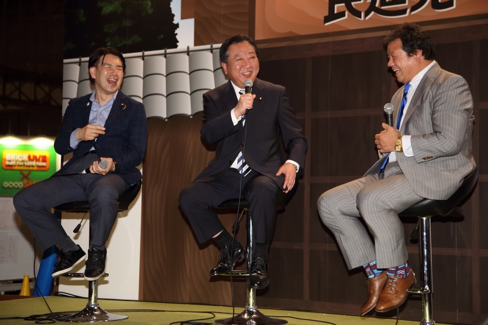 左から大西健介青年局長、野田佳彦幹事長、藤波辰爾選手
