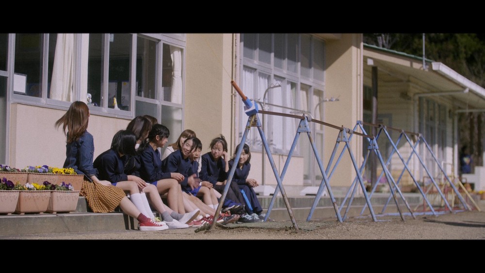 ミュージックビデオは廃校直前の小学校が舞台だ（c）AKS