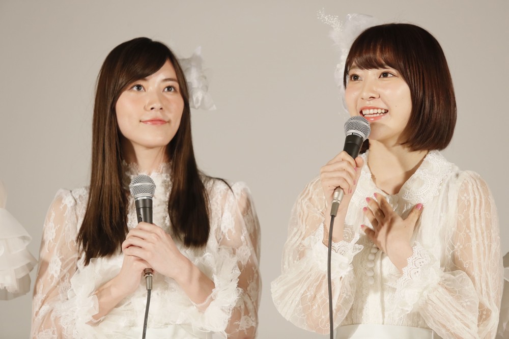 新曲は松井珠理奈さん（左）と宮脇咲良さん（右）の「ダブルセンター」だ （c）AKS