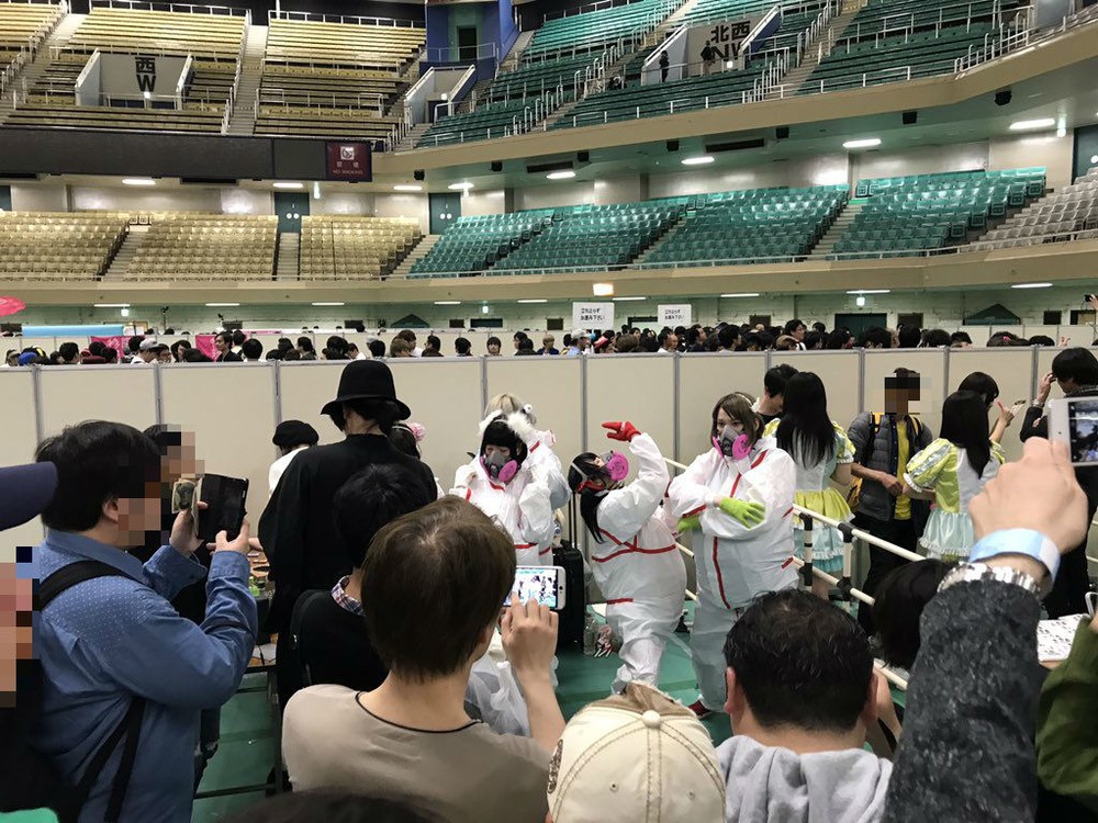 アイドル「防護服でハグ」イベントが波紋　それでもファンが歓喜した理由