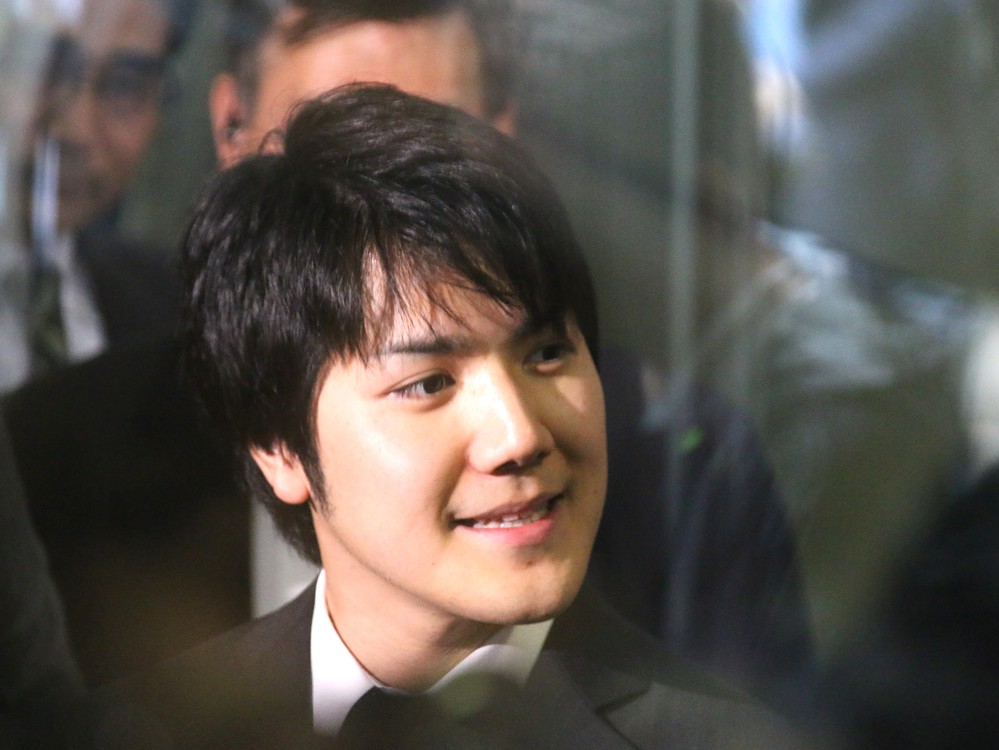 「海の王子」小室さん、眞子さまに電話で　「行ってきます」の会話明かす