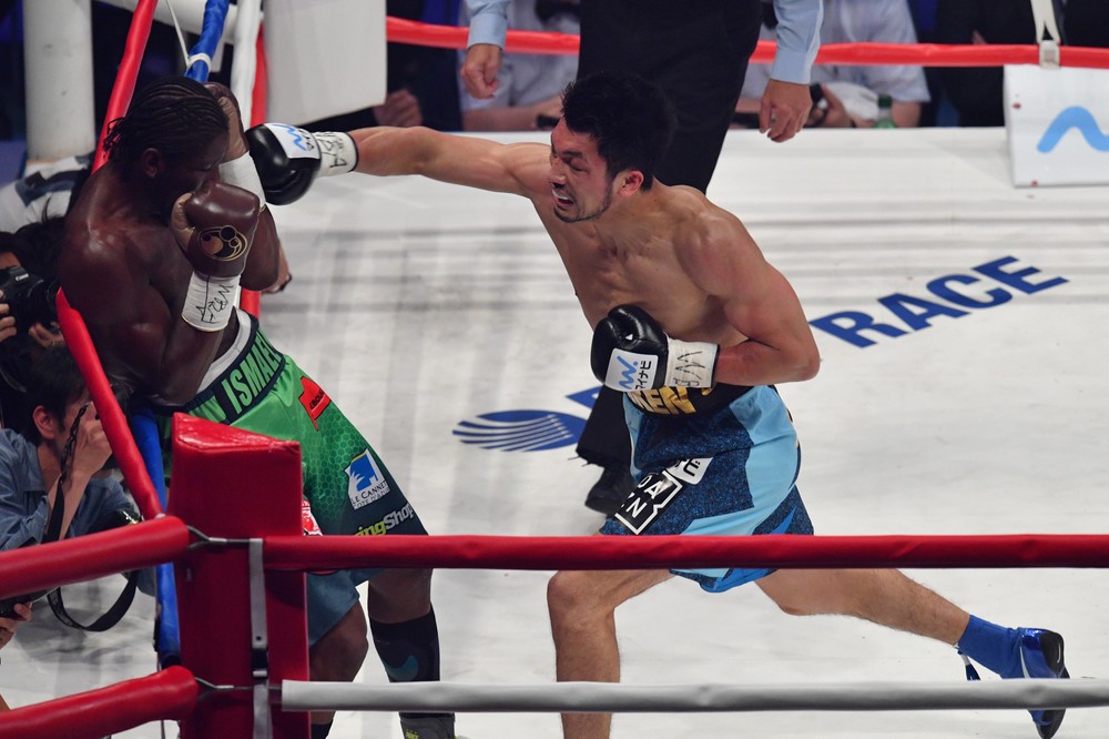 アッサン・エンダム（左）に右ストレートを打ち込む村田諒太（写真：アフロスポーツ）