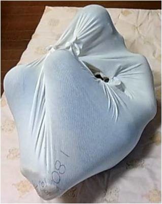 なにごと？胎児の格好で全身布巻き　でも癒されるという「おとなまき」って