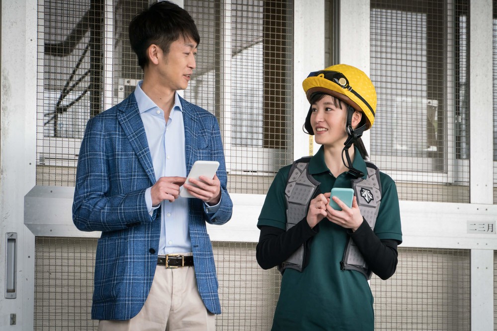 ヘルメットとプロテクターを着用する藤田騎手