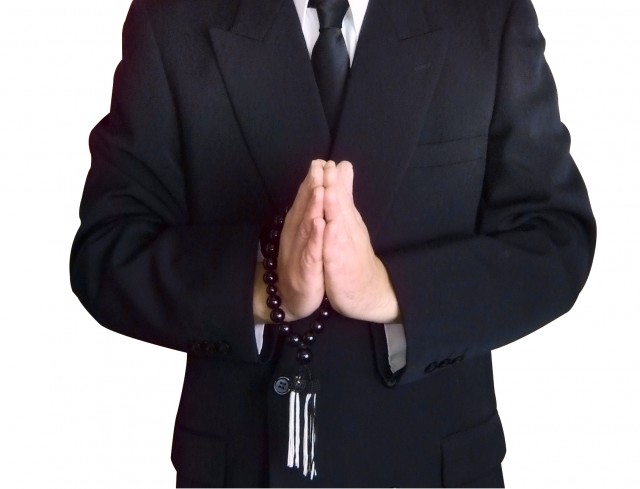 「喪服」客に寿司店長が塩まく　「葬儀後の飲食店」で大議論