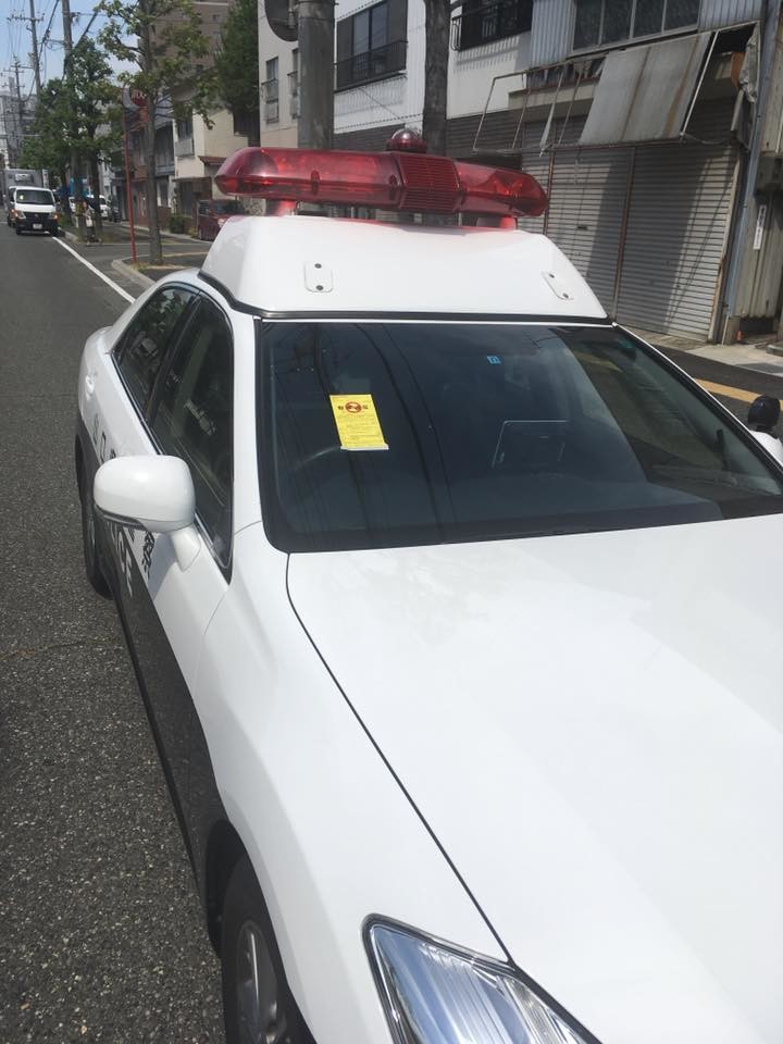 駐車違反のステッカーが貼られたパトカー（写真は小倉経済新聞提供）