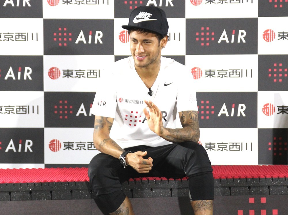 トーク中には笑顔で子どもたちに手を振る場面もあった