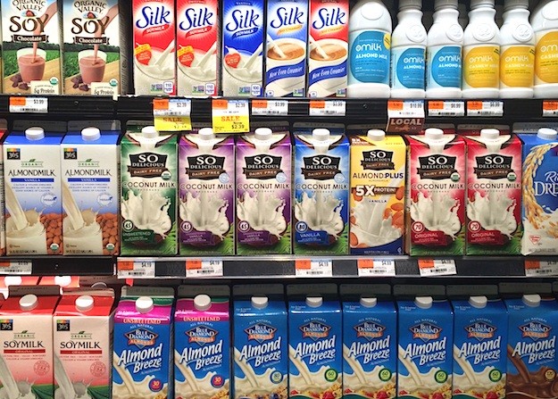 米国などのスーパーで牛乳由来ではないミルク製品の売り場が拡大している