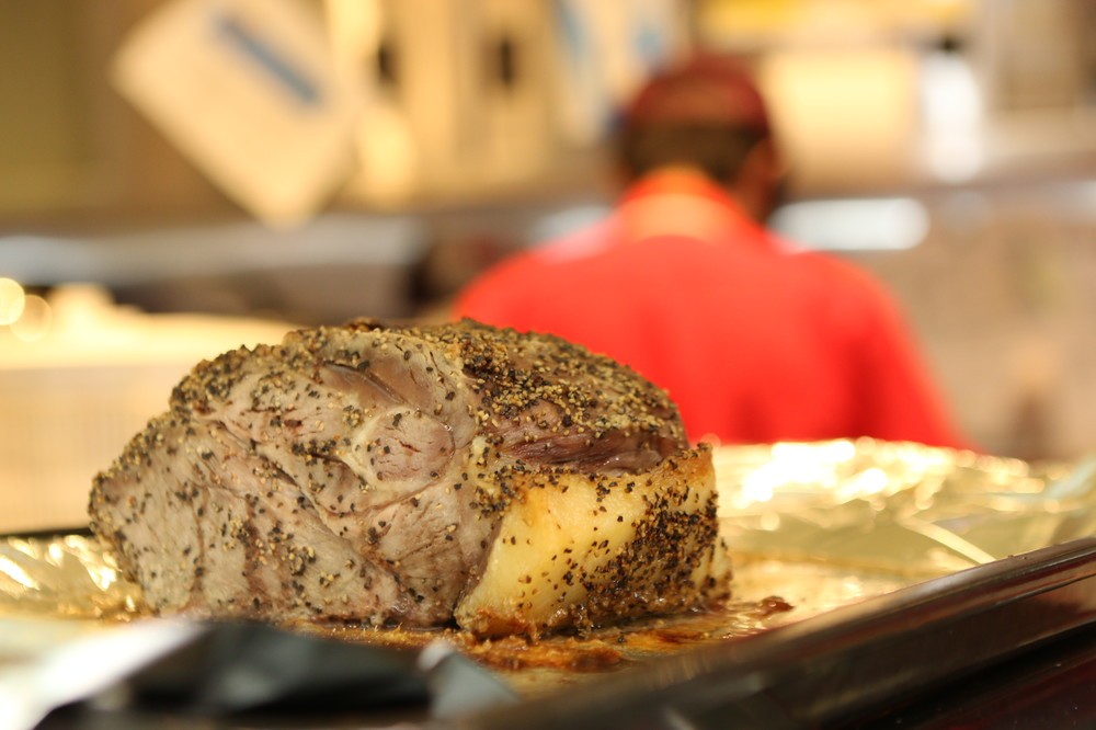 パストラミ丼に使うパストラミポーク。サンドイッチの具として提供していたところ、「ご飯と食べたい」との要望が出たことから新メニューにつながった