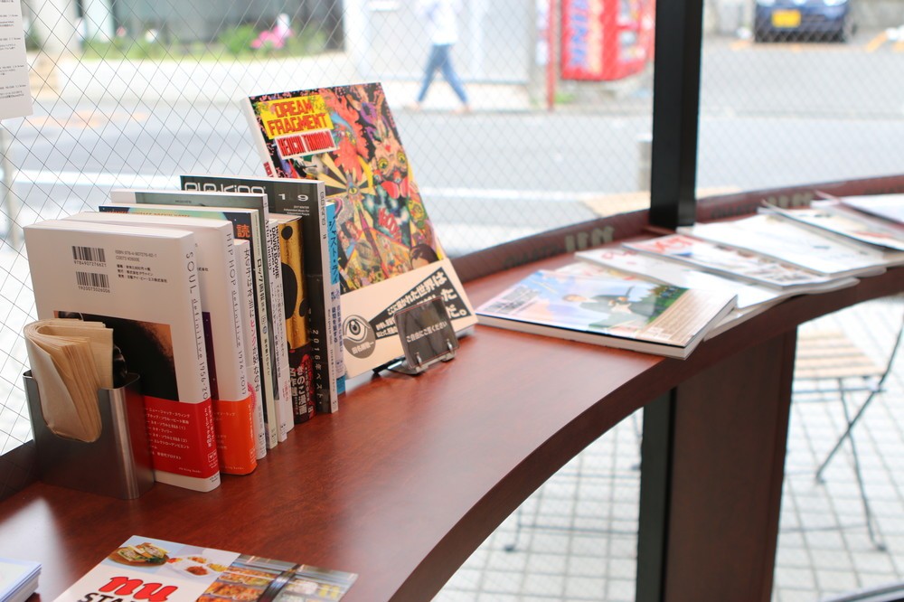 イートインスペースには店内閲覧用として、自社の書籍も置いてある
