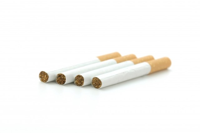 加熱式たばこバトル　減少「紙巻き」の救世主となるか