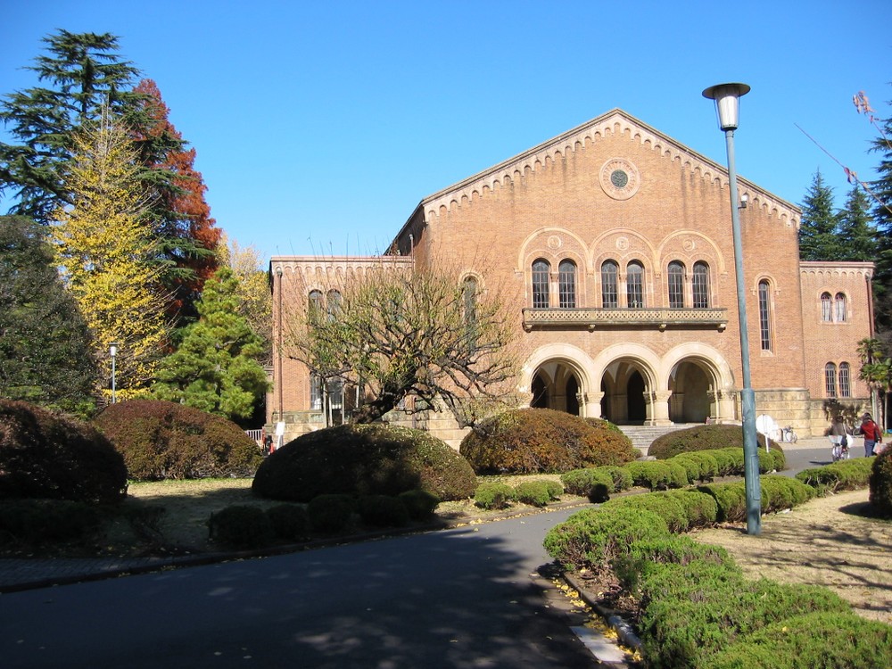 一橋大学の兼松講堂（Wikimedia Commonsより）
