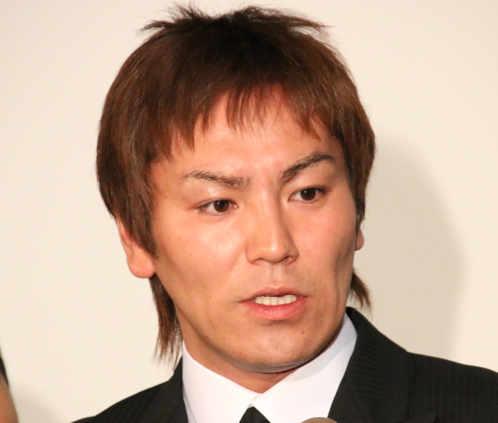 手足の震え「必死に抑えて」...　狩野英孝、ライブで「本格復帰」