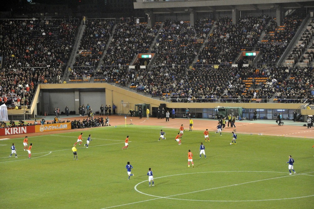日本・韓国・中国・北朝鮮の4か国共催案が出た（写真はサッカー代表日韓戦。Wikimedia Commonsより。by yoppy）
