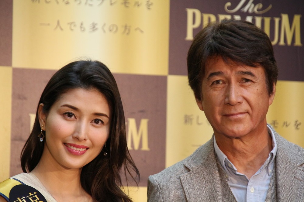 橋本マナミさん（左）も草刈さん（右）にうっとり？