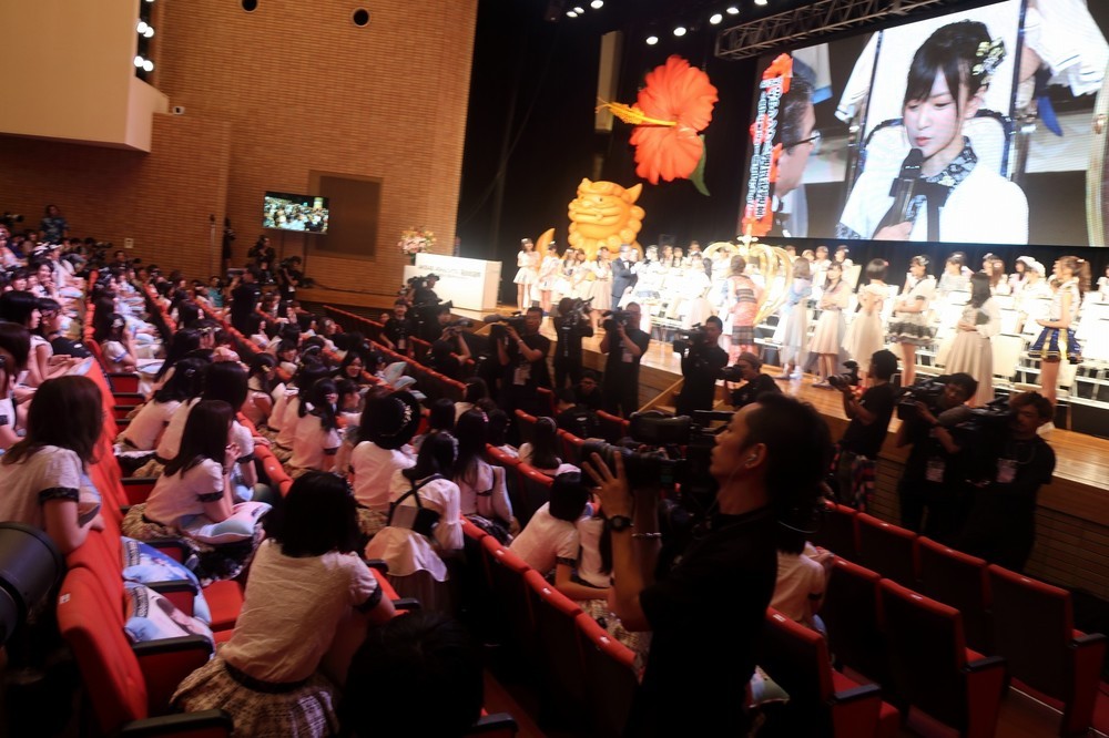 開票イベントは「無観客」で行われた。手前は須藤凜々花（すとう・りりか）さんの発言を見守るNMB48のメンバー
