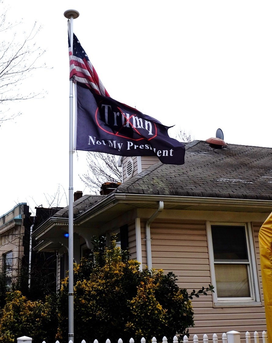 トランプ支持者の多いスタテン島の住宅に掲げられた「反トランプ」の旗