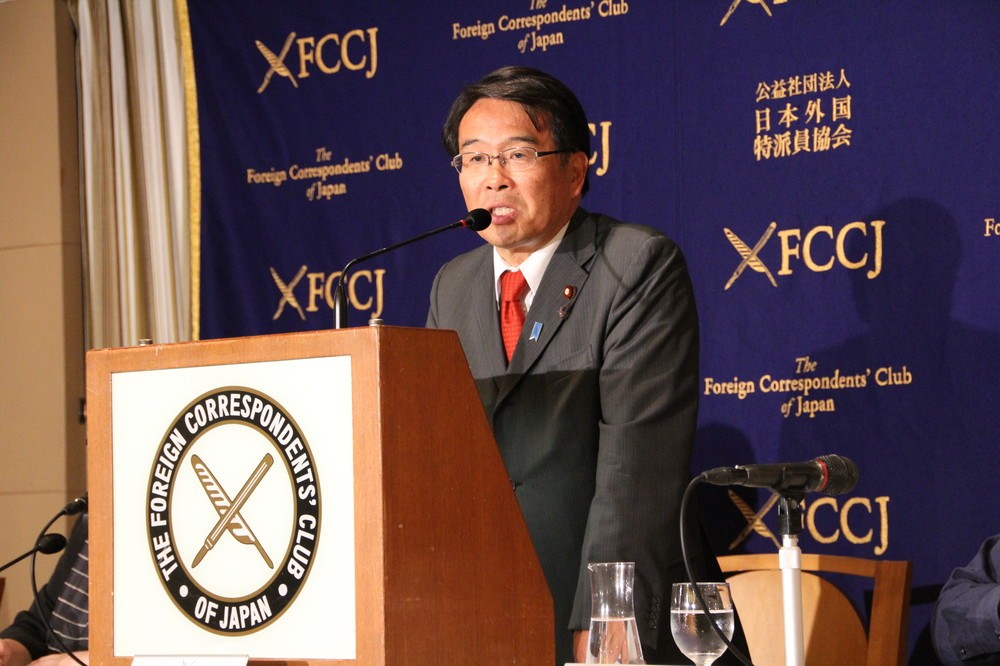 立ち上がって会見する松原仁氏