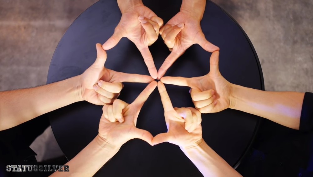 指の動きだけで「万華鏡」を再現　日本人ダンスユニットが世界で大反響