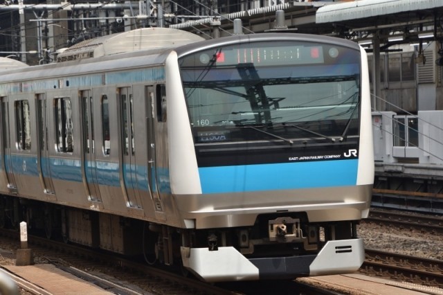 スカイブルーをあしらった京浜東北線の車両