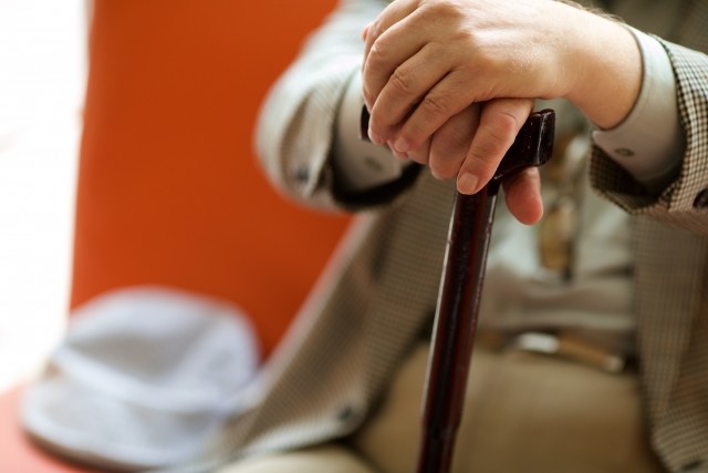 コンビニのレジは老人優先？ 「お先にどうぞっ！」は適切かネットで議論