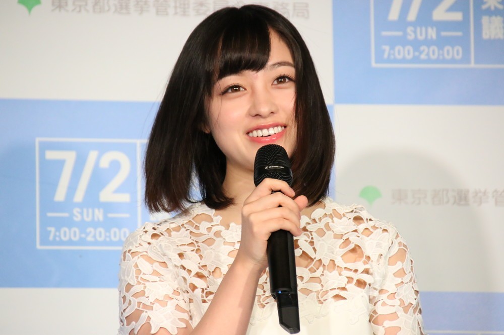 髪をなびかせる橋本環奈さん