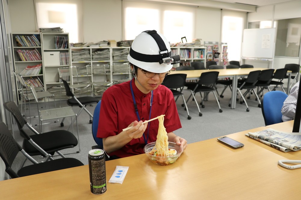 編集部の片隅でお昼ご飯