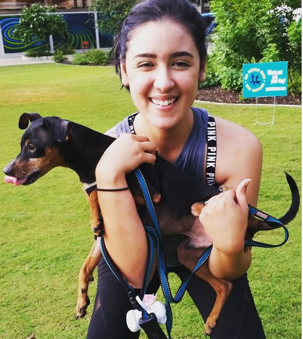 犬を抱いて筋トレをするアリッサさんたち（Instagramの#squatyourdogより）と、猫を抱くトラビス氏（Instagramのtravbeachboyより）