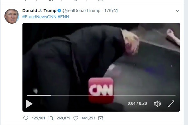 トランプ氏が「ラリアット動画」公開　相手は「顔部分がCNN」の男