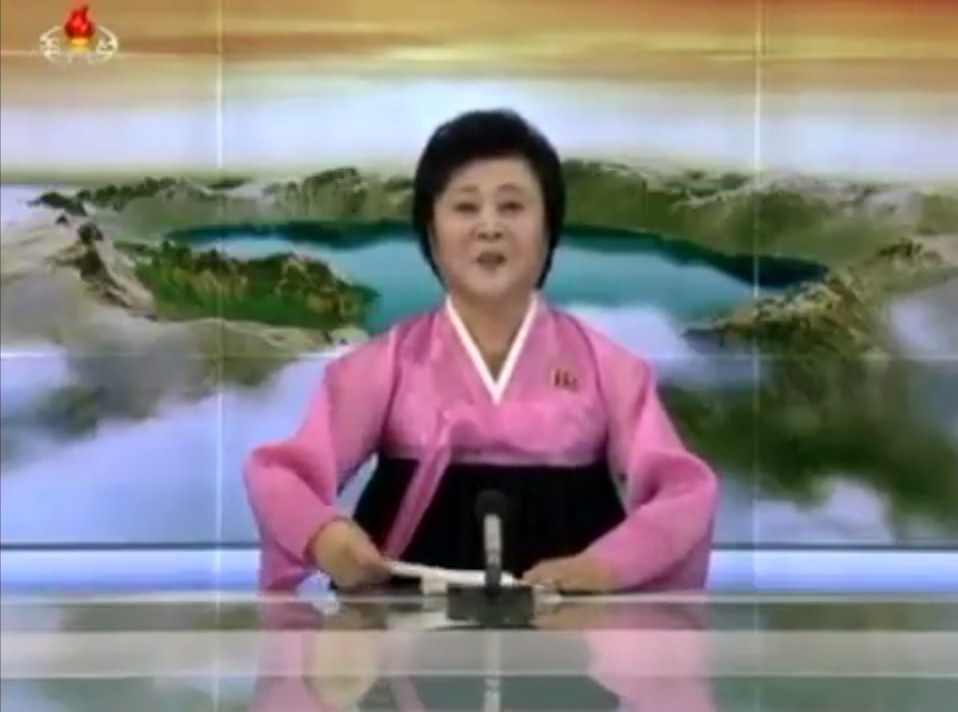 ミサイルの試験発射成功を発表する朝鮮中央テレビの李春姫（リ・チュンヒ）アナウンサー
