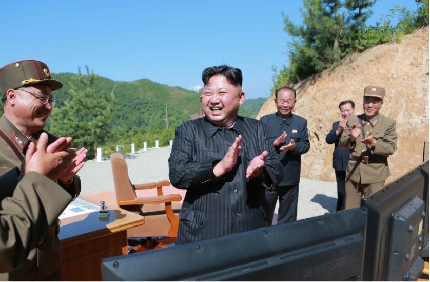 金正恩委員長は、ICBMの発射実験を満面の笑みで見守った（写真は労働新聞から）
