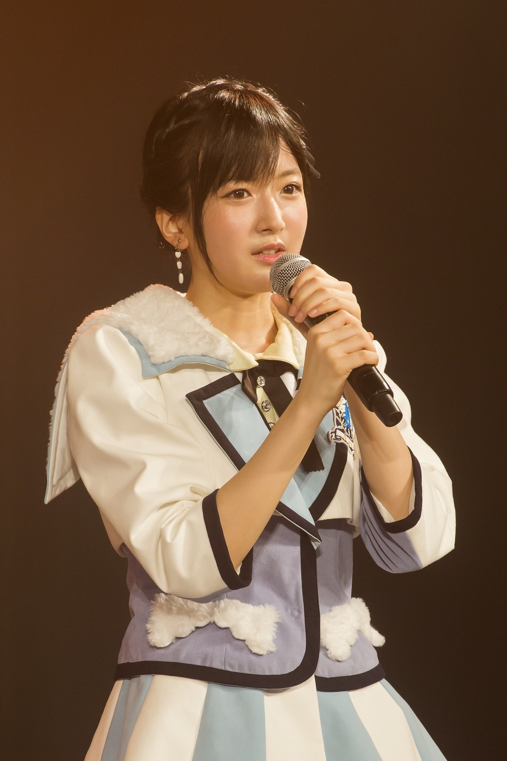6月27日に大阪・NMB48劇場で行われた公演であいさつする須藤凜々花さん。「卒業までNMBに全力で貢献していきたい」などと述べた（c）NMB48