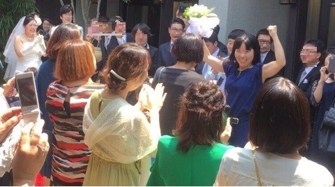 ガッツポーズをするイモトアヤコさん（画像は公式ブログのスクリーンショット。編集部で一部加工）