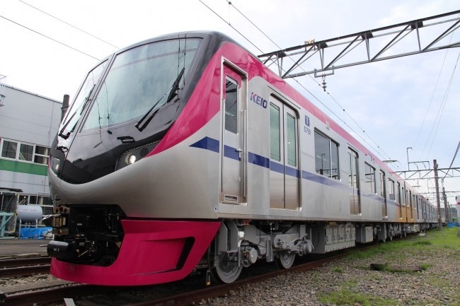 京王線で2018年春より座席指定列車として運行する5000系
