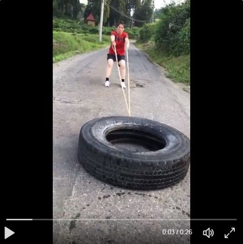 吉田沙保里「タイヤ引き苦戦動画」がリプ合戦に　「ご冗談を」「演技なんかしなくても」