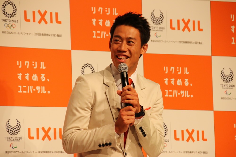 白スーツで登場した錦織圭