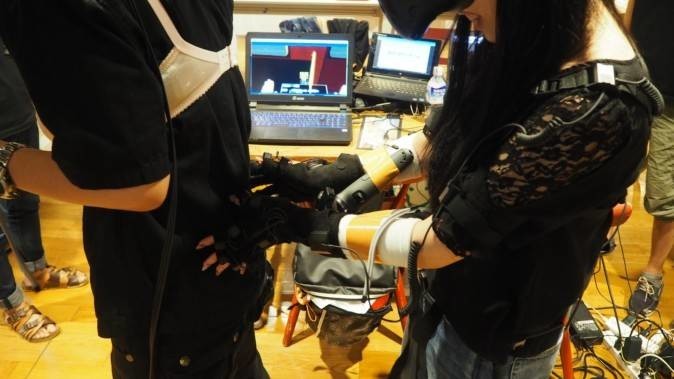 指の動きまでリアルにVRに反映される（同）