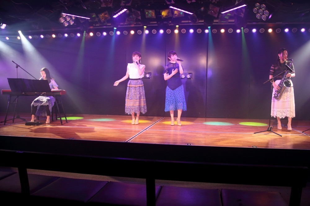 「Everyday、カチューシャ」（2011）は「ボサノババージョン」で披露された