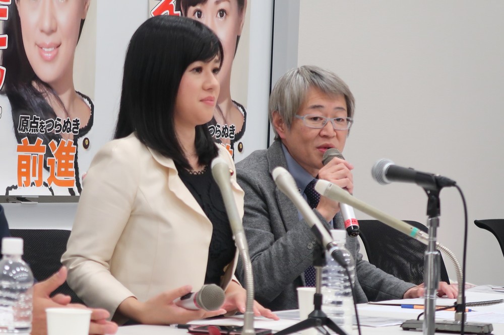 上西議員に並んで出演、「笹原秘書」って何者？　過去の経歴と「演劇」「タレント」