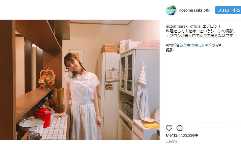 「白エプロン」姿の佐々木さん（インスタグラムより、コメント欄は編集部で加工）