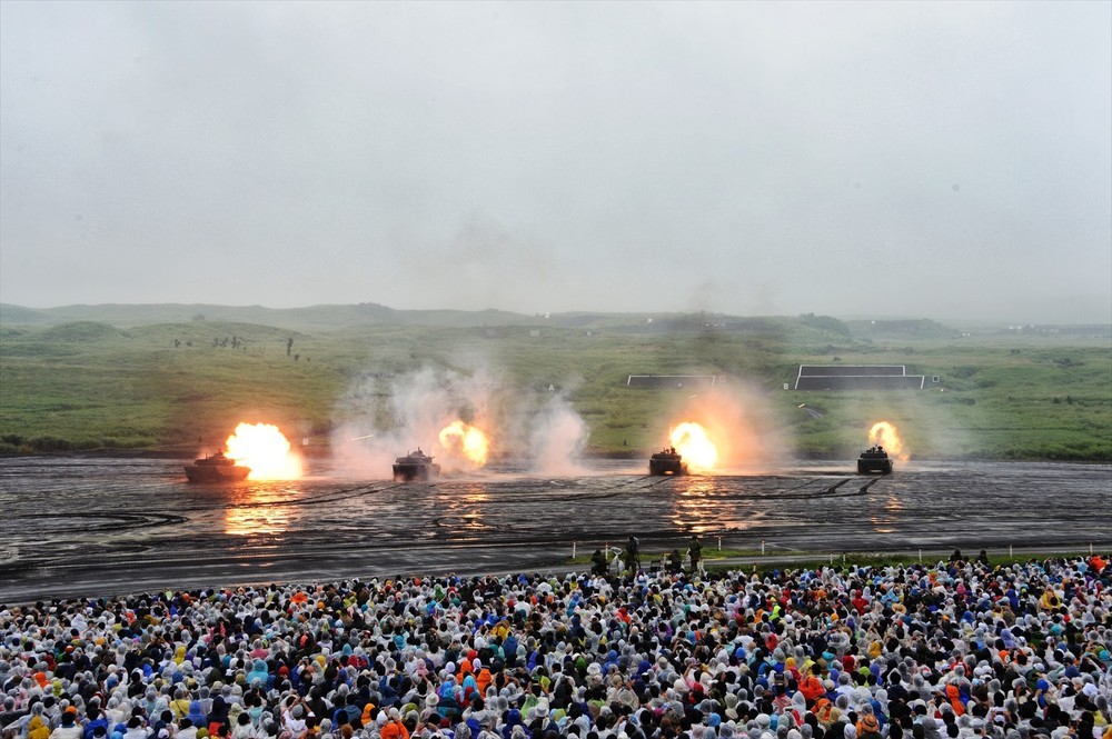 自衛隊「総合火力演習」に「転売ヤー」の陰　無料の当選通知が「6万円」に
