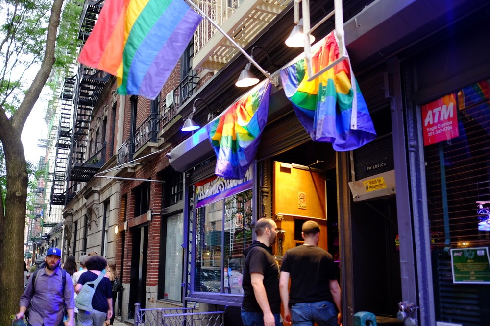 NYマンハッタンのゲイコミュニティとして知られる一角に掲げられたLGBTを象徴するレインボーフラッグ