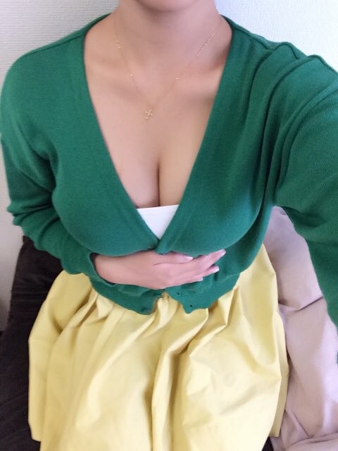 谷間もくっきり（同）