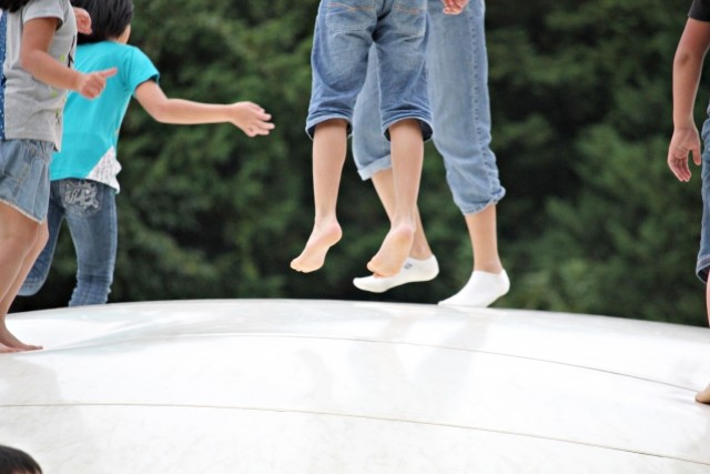 トランポリンは6歳未満には危険　米学会が「遊ばせないよう」警告