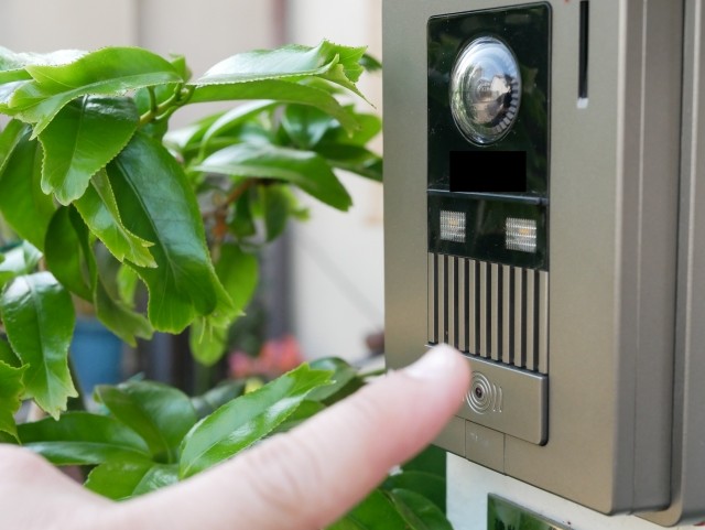 インターホンや電話が「恐怖症」　知らない人との会話避ける人たち