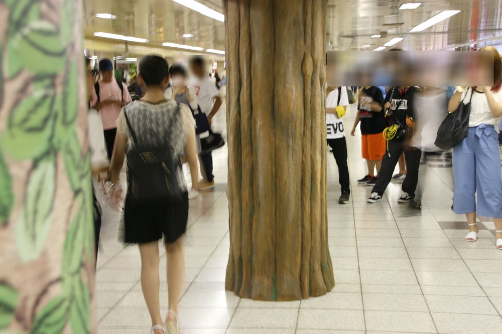 木の後ろにプーさんの顔はない