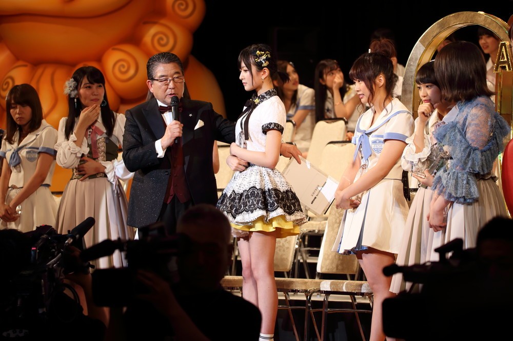 壇上のメンバーは驚いた様子で「結婚宣言」を見守った
