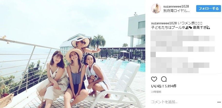 スザンヌが水着で体育座り　「ママなのにこんなにかわいいなんて...」