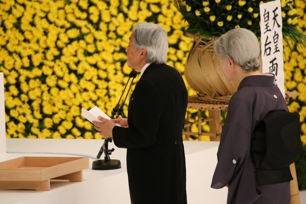 戦没者追悼式で天皇陛下が「お言葉」　退出前、記者が見た異変