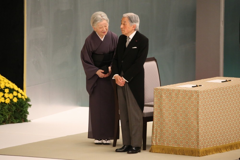 式典退出時に天皇陛下（右）に声をかける皇后さま（左）